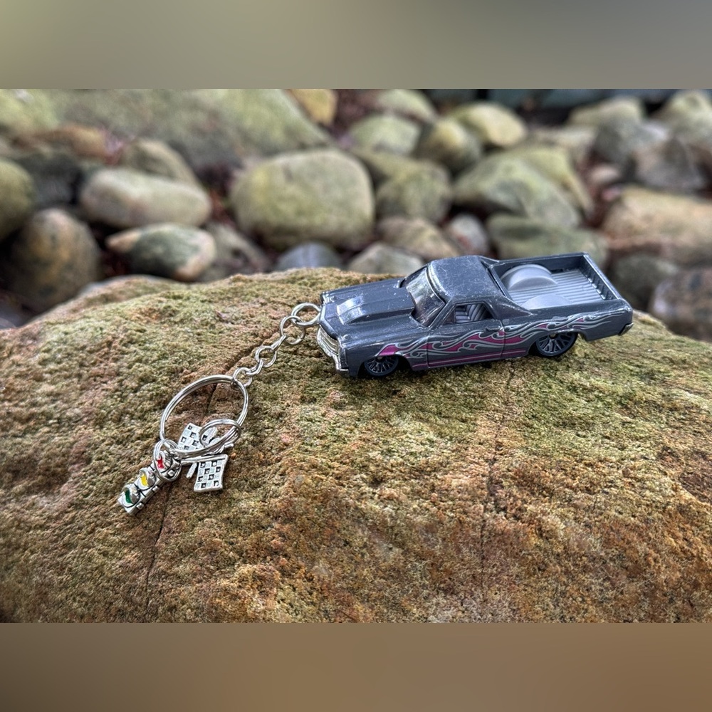 Hot Wheels 2009 71 EL Camino car keychain